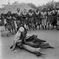 Cérémonie du Mukuji chez les Punu du Gabon, circa 1950.