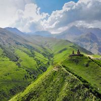 Vue aérienne des montagnes du Caucase avec l’église de la Trinité de Guérguéti (Géorgie)