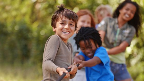 Enfants jouant au tir à la corde ©Getty - Getty