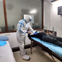 Saif Hassan Naqvi, kiné-ostéopathe de New Delhi doit désormais porter une combinaison intégrale de protection pour manipuler ses patients