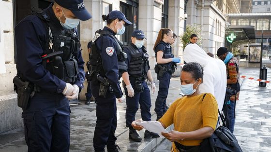 La police contrôle des voyageurs devant la gare Saint-Lazare à Paris le 24 avril 2020. Pendant la crise sanitaire les déplacements sont très réglementés sur tout le territoire. ©AFP - GEOFFROY VAN DER HASSELT
