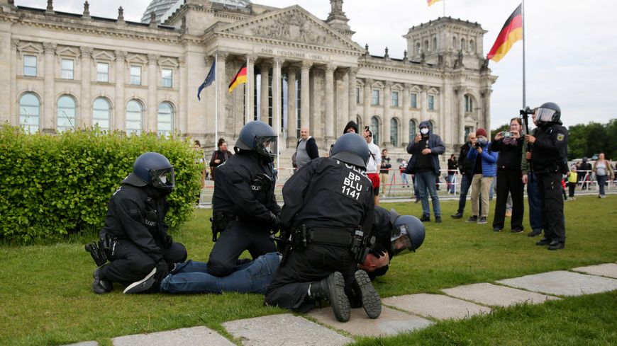 Arrestations musclées, samedi 16 mai à Berlin, de manifestants mobilisés contre les mesures restrictives pour lutter contre le Covid-19 en Allemagne.