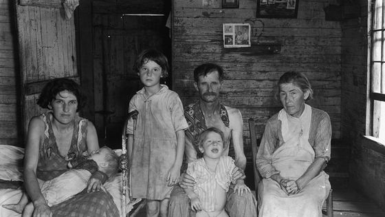 La famille photographiée lors de la grande dépression en 1936 - Hale County, Alabama, USA, circa 1936. ©Getty - Walker Evans