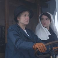 Image du film Radioactive (2019), Marie Curie (Rosamund Pike) et sa fille Irène (Anya Taylor-Joy) se rendant sur le front durant la 1ère guerre-mondiale