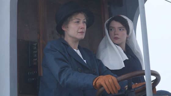 Image du film Radioactive (2019), Marie Curie (Rosamund Pike) et sa fille Irène (Anya Taylor-Joy) se rendant sur le front durant la 1ère guerre-mondiale - RADIOACTIVE de Marjane Satrapi (2019)