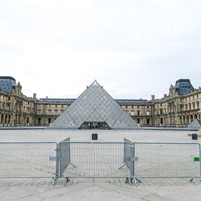 Le musée du Louvre déserté, à Paris, le 5 mai.