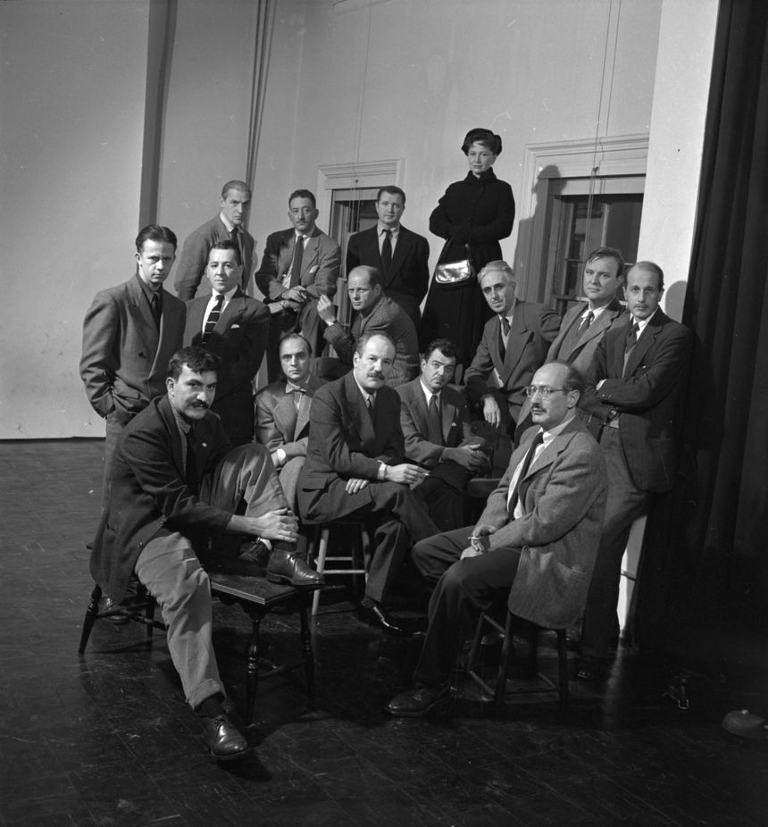 « The Irascibles » ; portrait de groupe des expressionnistes abstraits américains, dont Willem de Kooning (en haut à gauche), Jackson Pollock (en veste rayée) et Mark Rothko (avec des lunettes); 1950.