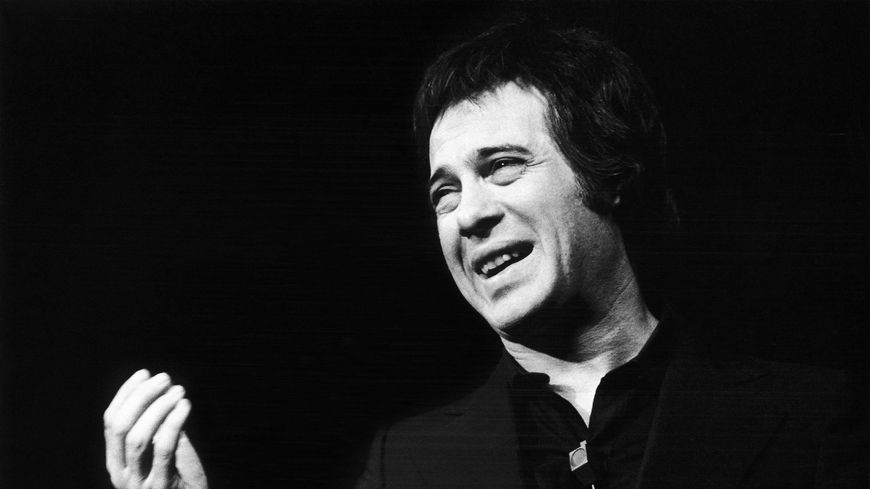 Guy Bedos sur scène au Théâtre de la Renaissance en 1973