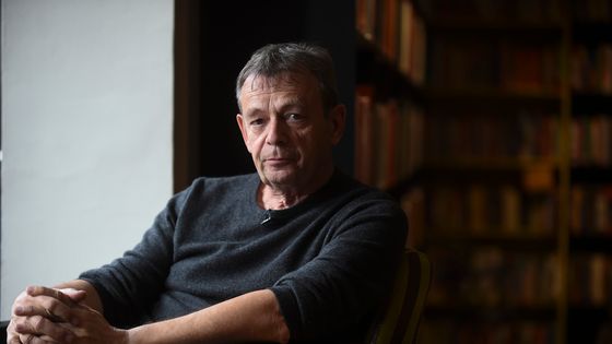 Portrait de l'écrivain Pierre Lemaitre à Bogota, en Colombie, en avril 2017 ©AFP - Raul Arboleda