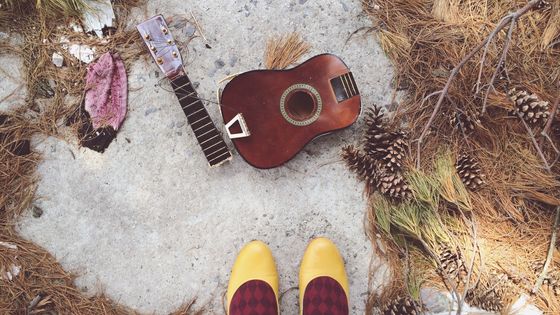 Une guitare cassée / Crise sanitaire : un assureur à la rescousse des musiciens ©Getty - Angeliki Jackson / EyeEm