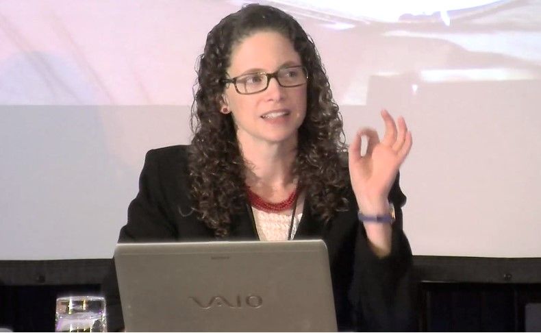 Karima Bennoune rend hommage aux défunts ayant lutté contre la droite religieuse lors de la conférence internationale des 11-12 octobre 2014 sur la droite religieuse, la laïcité et les droits civils à Londres.