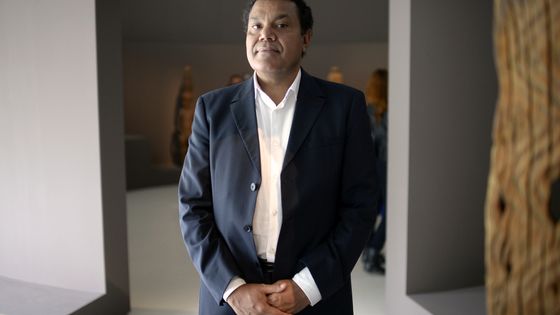Emmanuel Kasarherou, lors de l'exposition "Kanak, l'art est une parole", au musée du Quai Branly à Paris en 2013 ©AFP - Martin BUREAU