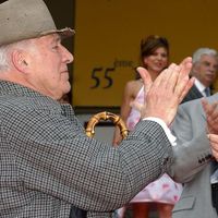 Gilles Jacob (au centre), alors président du Festival de Cannes, l'acteur Michel Piccoli et le réalisateur David Lynch (à droite), sur les marches du palais des Festivals en mai 2002