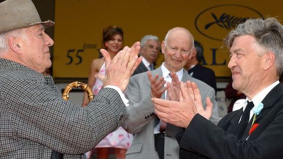 Gilles Jacob (au centre), alors président du Festival de Cannes, l'acteur Michel Piccoli et le réalisateur David Lynch (à droite), sur les marches du palais des Festivals en mai 2002 ©AFP - OLIVIER LABAN-MATTEI