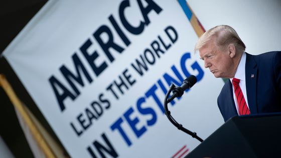 Les soins, tests et vaccins n'échappent pas à la logique des marchés et aux enjeux géopolitiques ©AFP - Brendan Smialowski