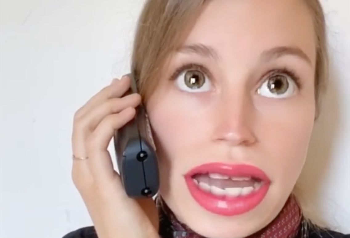 Blonde utilise sa webcam Blonde utilise sa webcam