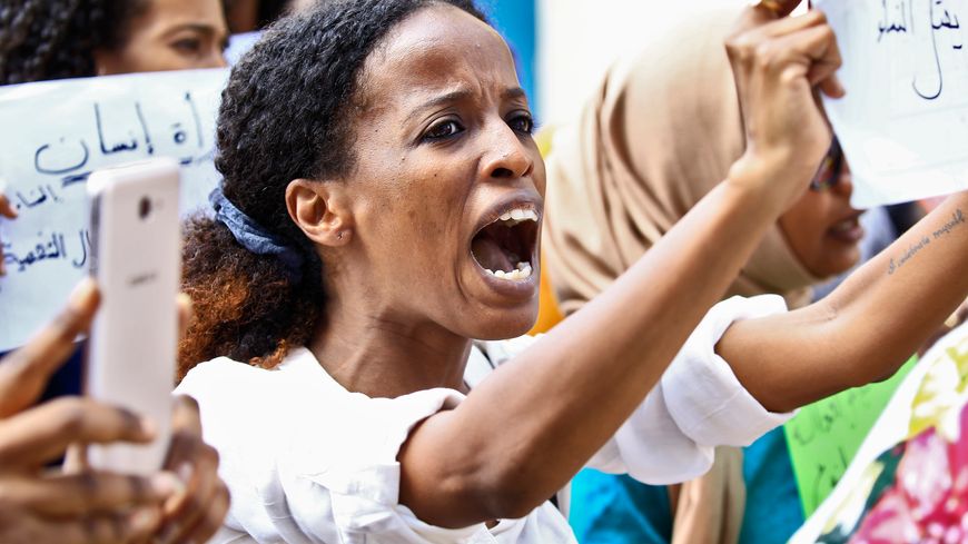 Une Soudanaise manifeste à Khartoum le 8 mars 2020 à l'occasion de la journée du droit des femmes. Depuis fin avril dernier, un article du Code pénal qualifie de crime la mutilation génitale féminine. Sous peine de trois ans de prison et d'une amende