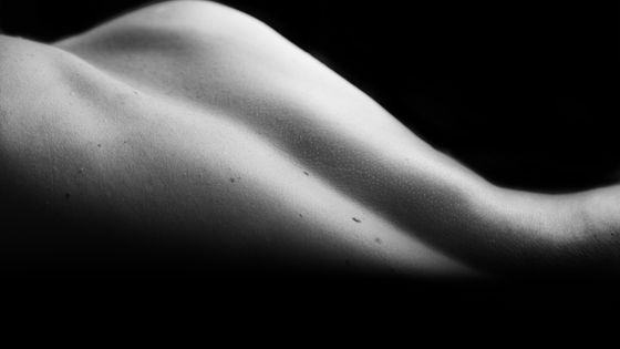"tu me vertige / tu m’extase / tu me passionnément / tu m’absolu"... extrait du poème "Prendre corps", de Ghérasim Luca ©Getty - Elena Laura Popescu