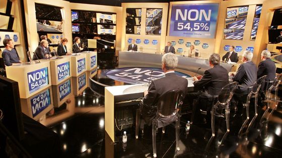 Sur le plateau de TF1 le 29 mai 2005, jour de la victoire du Non au référendum pour l'adoption d'une constitution européenne ©AFP - MEHDI FEDOUACH