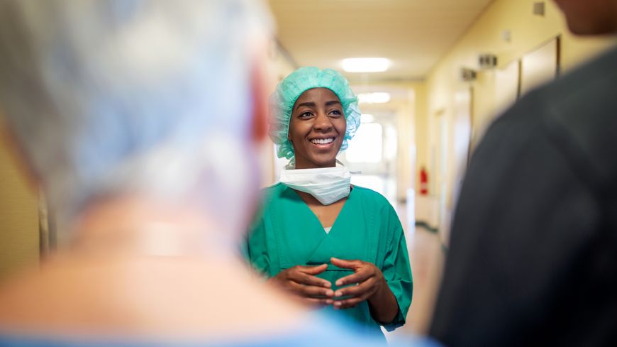 Une soignante prenant en charge des patients