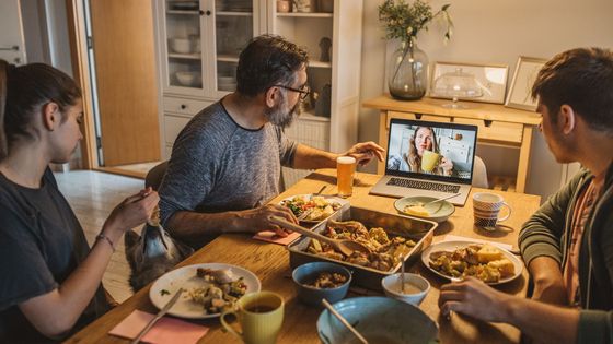 Dîner d'une famille pendant le confinement en Serbie, la mère étant séparée de sa famille. ©Getty - Svetikd