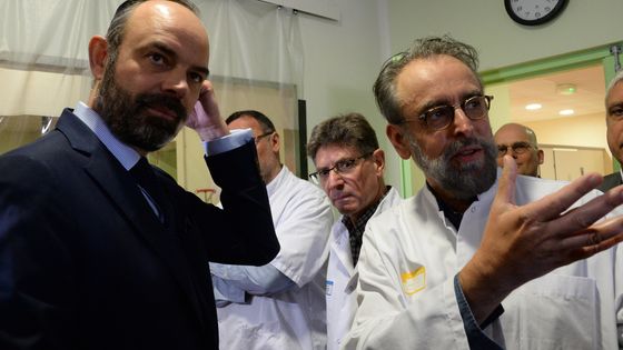 Le Premier ministre, Édouard Philippe, discute avec le chef du service de virologie de l'hôpital de Bordeaux, le 2 mars 2020 ©AFP - Mehdi Fedouach