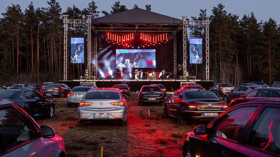 Le concert “drive-in” organisé dans la banlieue de Vilnius le 24 avril 2020. - SImonas Lankutis photography and Showart