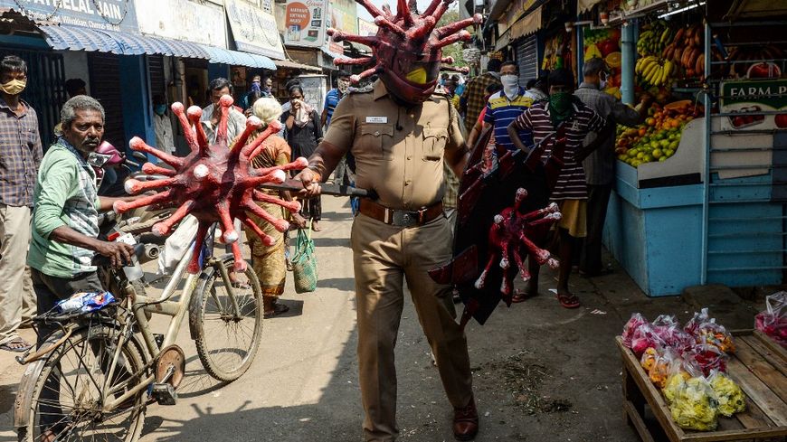 Un policier vu sur un marché de Chennai, en Inde, en train de sensibiliser à la distanciation sociale. Le confinement est en vigueur depuis le 25 mars dans celui qui est le deuxième pays le plus peuplé au monde.