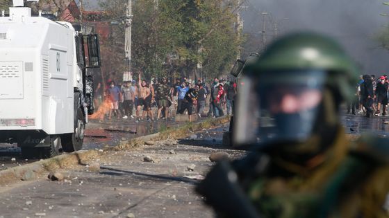 Manifestation réprimée par la police à El Bosque, Chili, le 18 mai 2020 ©AFP - Pablo Rojas