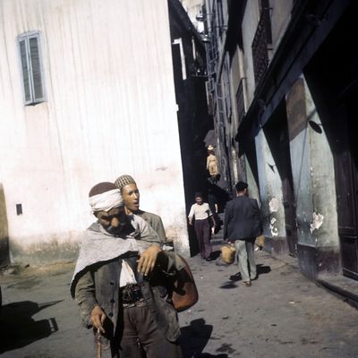 Un homme du coin marche dans la Casbah d'Alger (1943)