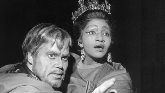 La mezzo-soprano Grace Bumbry et Grace Bumbry et le baryton Dietrich Fischer-Dieskau dans une production de Lady Macbeth au festival de Salzbourg en 1964 ©Getty - Gerhard Rauchwetter