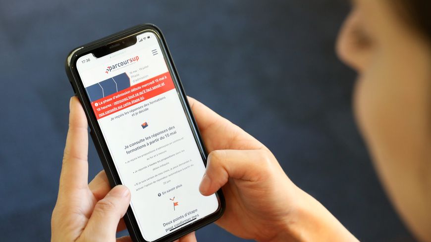 Une candidate à Parcoursup, dans l'attente des réponses à ses voeux d'orientation.