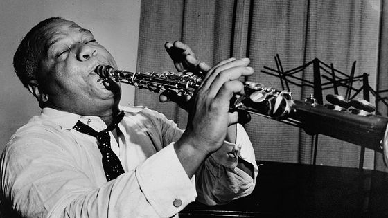 American jazz musician Sidney Bechet plays clarinet for a recording of the song, 'Summertime' in a Blue Note session, June 8, 1939. ©Getty - Charles Peterson