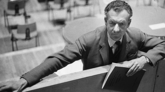 Benjamin Britten (1913 - 1976) au Royal Festival Hall de Londres, tenant la partition de sa cantate “Voices For Today” ©Getty - Photo by Erich Auerbach/Getty Images