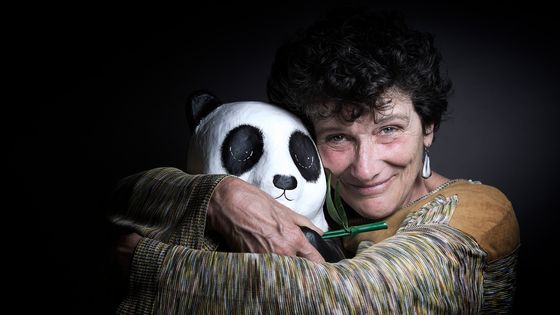 Portrait de la navigatrice, écrivaine et présidente du WWF-France, Isabelle Autissier avec un panda en peluche à Paris le 29 septembre 2015. ©AFP - Joël Saget
