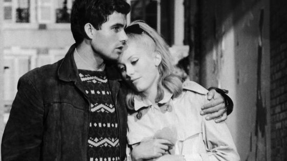 Nino Castenuovo et Catherine Deneuve dans Les Parapluies de Cherbourg (1964) - Getty