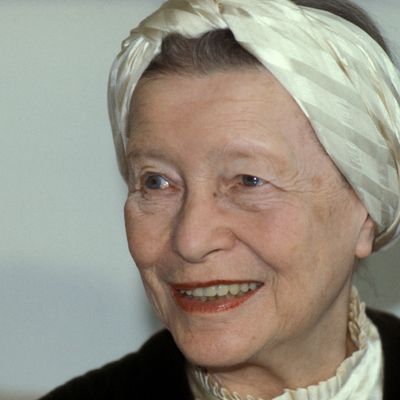 Portrait de la philosophe, romancière, mémorialiste et essayiste Simone de Beauvoir le 21 avril 1979 à Paris.