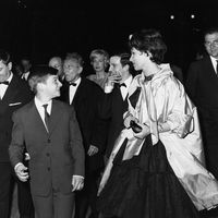 Jean Cocteau, François Truffaut et les comédiens Jean-Pierre Léaud et Claire Maurier lors de la projection du film Les 400 coups au Festival de Cannes le 9 mai 1959