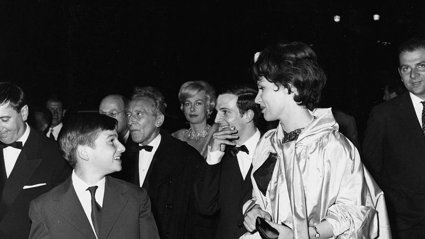 Jean Cocteau, François Truffaut et les comédiens Jean-Pierre Léaud et Claire Maurier lors de la projection du film Les 400 coups au Festival de Cannes le 9 mai 1959