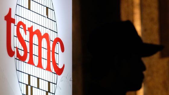 Le logo de TSMC, Taiwan Semiconductors Manufacturers, numéro un mondial de la fabrication des puces électroniques les plus sophistiquées, au centre de la rivalité sino-amércaine. ©AFP - SAM YEH / AFP
