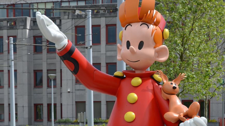 Le Spirou de Franquin, Spip sous le bras, à la gare du Sud à Charleroi