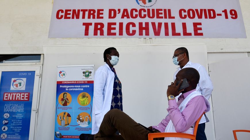 Personnel médical dans le Centre d'accueil Covid-19 de Treichville, en Côte d'Ivoire, avant son ouverture officielle le 30 avril 2020. Les mesures de confinement viennent d'être assouplis dans tout le pays, sauf à Abidjan, épicentre de l'épidémie.
