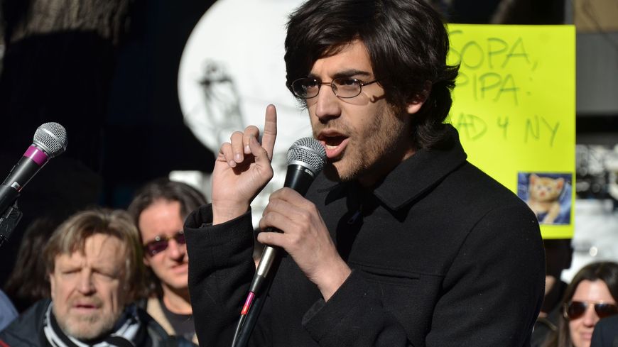 Aaron Swartz lors d'un rassemblement contre le projet de loi SOPA.