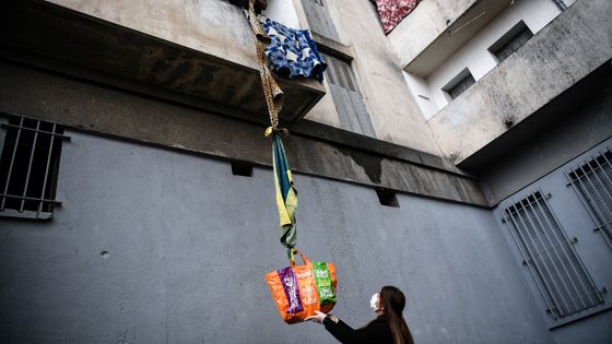 Solidarité entre voisins ©AFP - Anne-Christine POUJOULAT