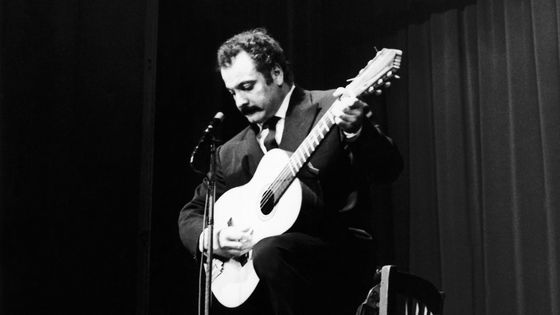 Georges Brassens sur la scène de l'Olympia, à Paris, le 22 janvier 1960, huit ans après le scandale de "La Mauvaise Répuation" ©Getty - Keystone-France / Gamma-Keystone