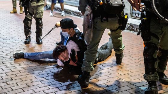Manifestants arrêtés par la police à Hong Kong le 10 mai 2020 ©AFP - Isaac Lawrence