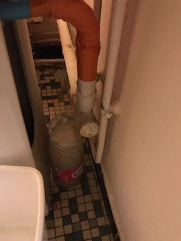 Photo prise par le collectif DAL - Liberté dans un appartement mal entretenu d'un immeuble à Bagnolet