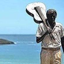 Depuis lundi 8 décembre 2014 - Statue en bronze de Tom Jobim, sur la plage d'Ipanema à Rio de Janeiro (Brésil)
