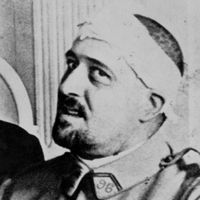 Guillaume Apollinaire de retour de la guerre, dans un hôpital à Paris en 1916.