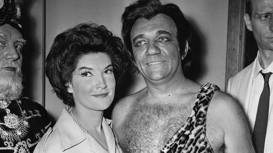 Mady Mesplé et Gabriel Bacquier après une représentation de 'L'Homme Sauvage' de Giancarlo Menotti à l'Opéra Comique de Paris en 1963 ©Getty - Keystone-France/Gamma-Rapho